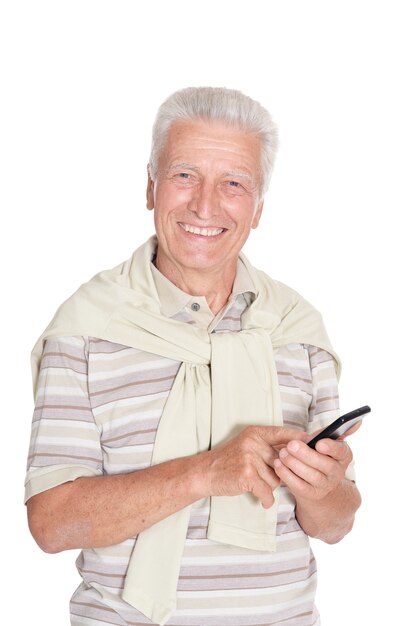 Homem feliz sênior com smartphone em fundo branco