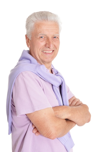 Homem feliz sênior em uma camisa em fundo branco