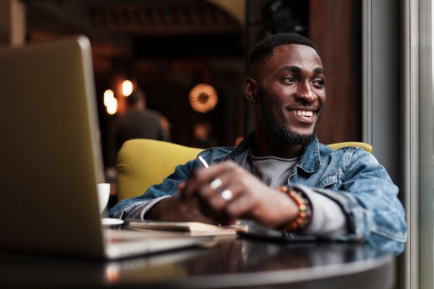 Homem feliz sentado no café