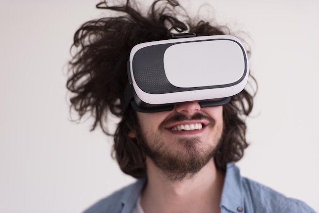 homem feliz tendo experiência usando óculos de realidade virtual VR-headset em casa