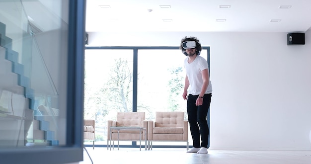 homem feliz tendo experiência usando óculos de realidade virtual VR-headset em casa