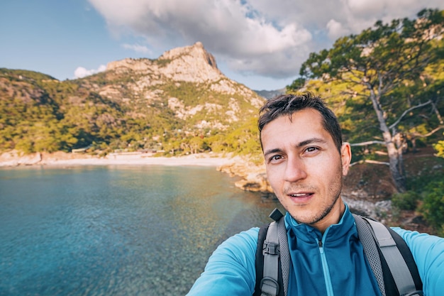 Homem feliz tirando selfie admirando a vista de uma costa cênica do mar Lycian Way pontos turísticos