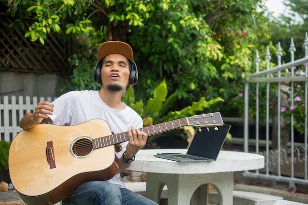 Homem feliz tocando violão em casa