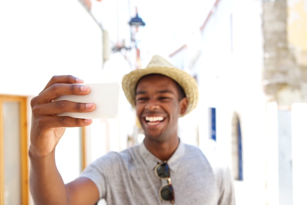 Homem feliz tomando selfie de férias