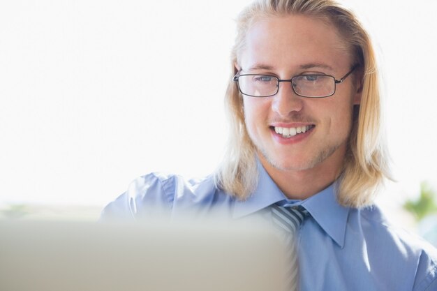 Foto homem feliz usando laptop