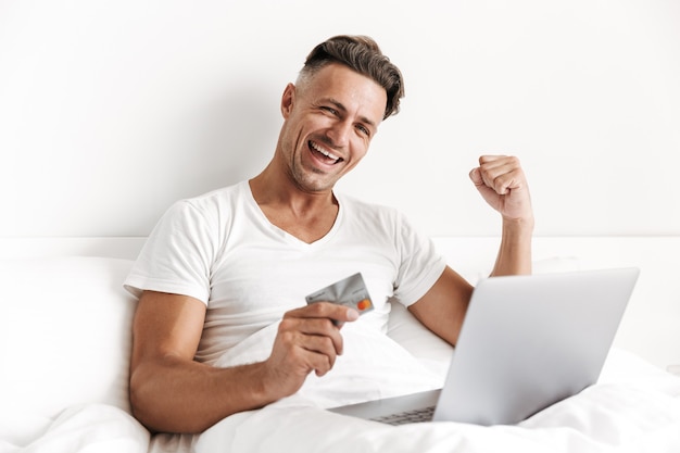 Homem feliz usando laptop