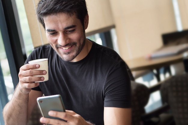 homem feliz usando o aplicativo de smartphone