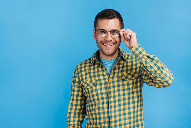 Foto homem feliz usando óculos com espaço de cópia