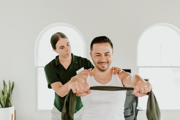 Homem ferido com fisioterapeuta