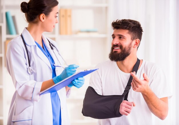 Homem ferido no médico.