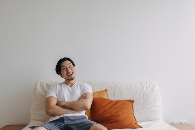 Homem fica surpreso e chocado com a parede do espaço de cópia vazia na sala de estar