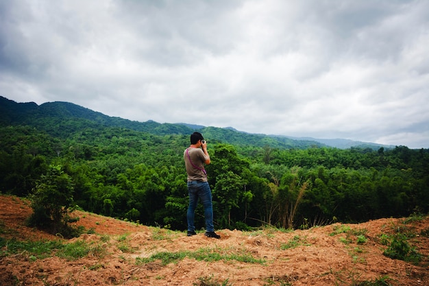 Homem, ficar, montanha, uso, câmera, tomar, vista, paisagem