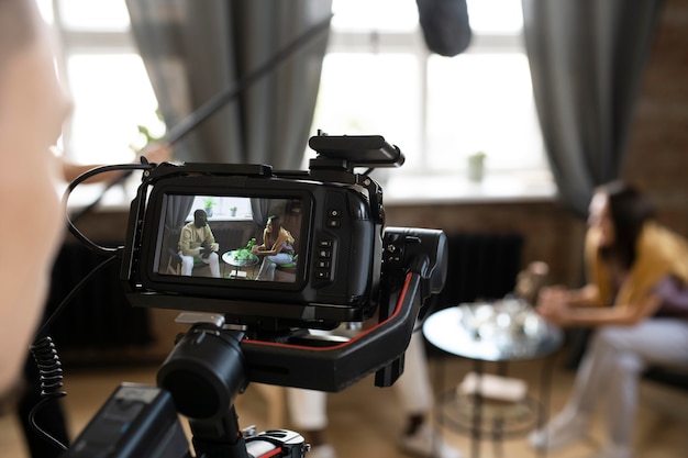 Foto homem filmando com câmera profissional