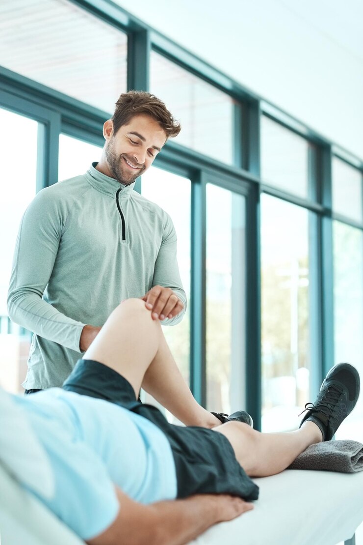 Foto homem fisioterapeuta e paciente com pernas esticadas para apoio confiança e cuidados de saúde pessoas lesões e clínica com exercícios de fitness e treinamento para cuidados de bem-estar e reabilitação com sorriso