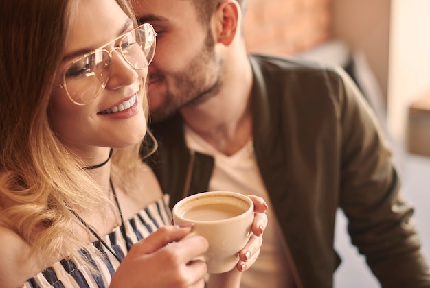 Homem flertando com a namorada em um café