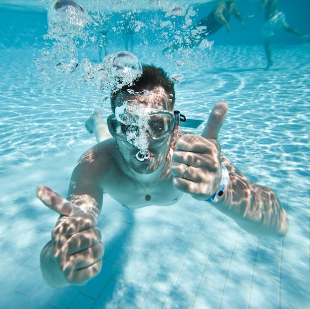 homem flutua debaixo d'água na piscina