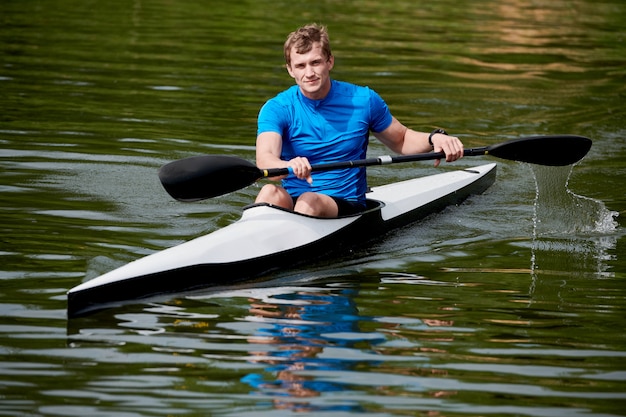 Homem flutuando na canoa