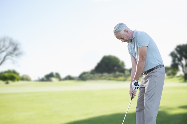 Homem focado fazendo golfe