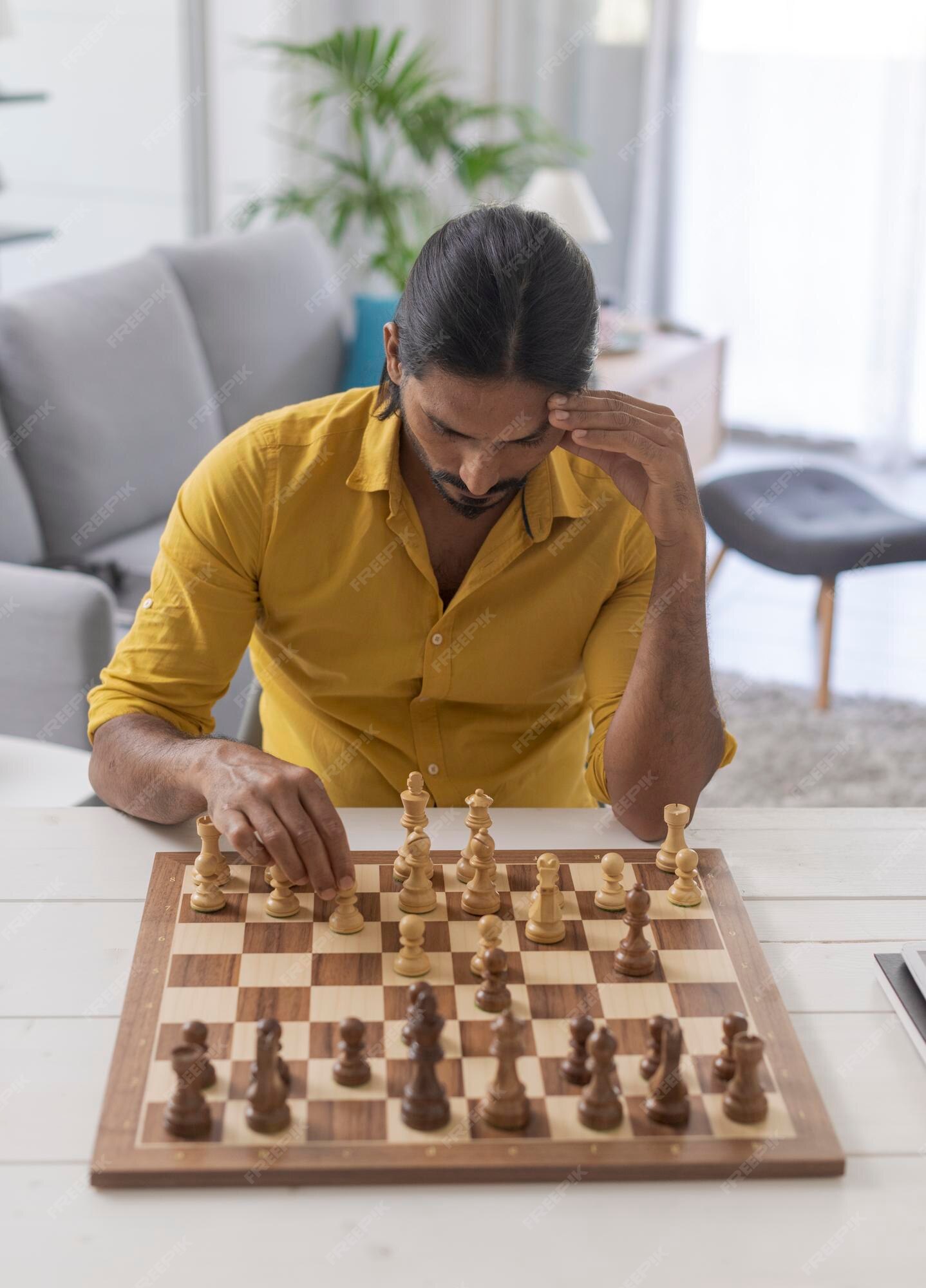 Homem idoso jogando xadrez sozinho e olhando para a câmera se preparando  para a competição, Banco de Video - Envato Elements