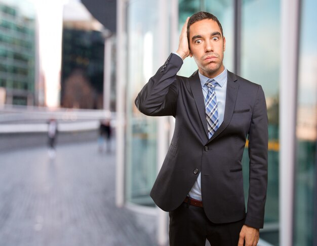 Homem forçado que faz um gesto de depressão