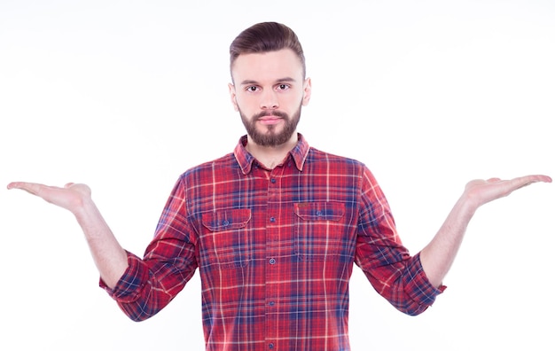 Homem forte, bonito e barbudo confiante em camisa xadrez casual está posando isolado no fundo branco com espaço de cópia para texto e publicidade