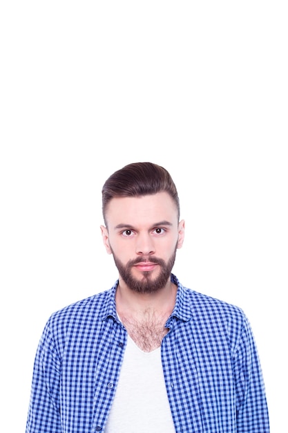 Homem forte, bonito e barbudo confiante em camisa xadrez casual está posando isolado no fundo branco com espaço de cópia para texto e publicidade