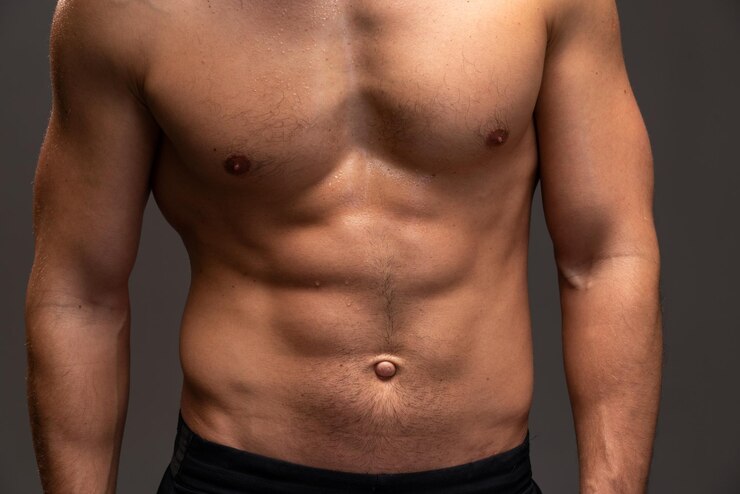 Foto homem forte e atlético. vista aproximada do modelo de fitness mostrando seus abdominais perfeitos isolados em fundo preto com espaço de cópia