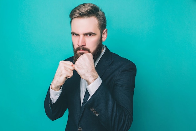 Homem forte e poderoso está posando e mostrando os punhos