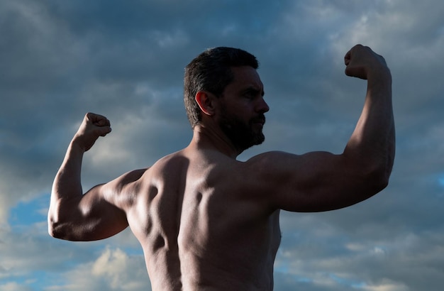 Homem forte esporte fisiculturista homem com torso muscular homem atlético com bíceps e tríceps