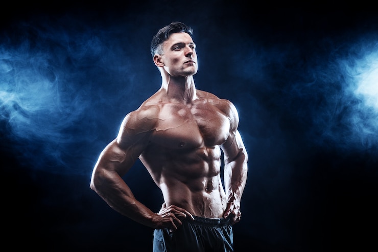 Foto homem forte fisiculturista com músculos perfeitos
