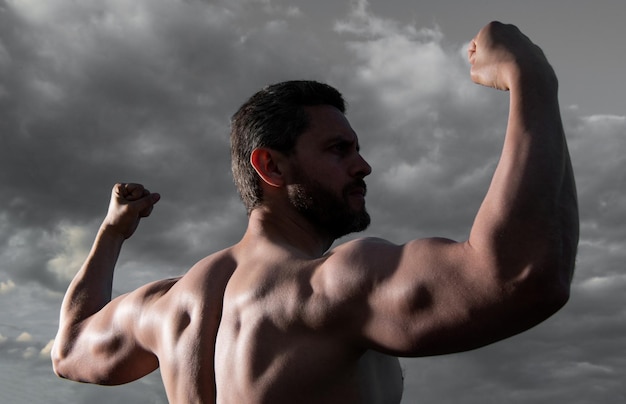 Homem forte fisiculturista homem sem camisa com torso muscular esportista homem com bíceps e tríceps