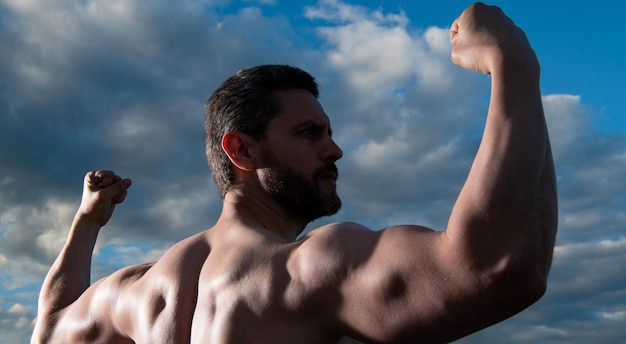 Homem forte sem camisa fisiculturista com torso musculoso homem atlético com bíceps e tríceps
