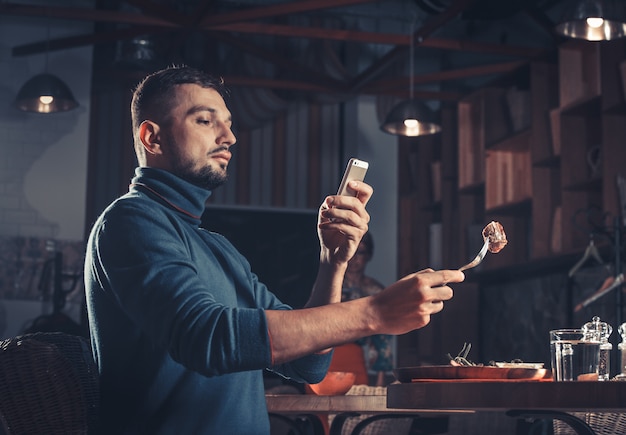 Homem fotografando comida