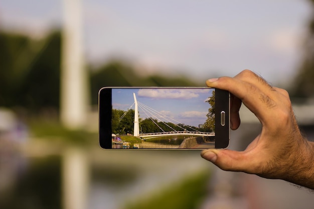 Foto homem fotografando do seu telefone