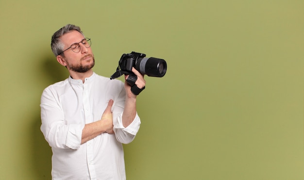 Homem fotógrafo de meia idade