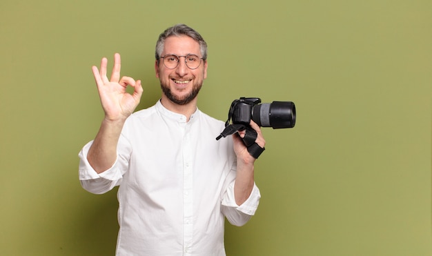 Homem fotógrafo de meia-idade