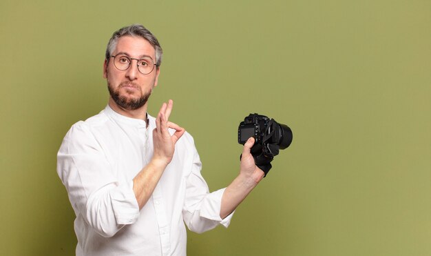 Homem fotógrafo de meia-idade