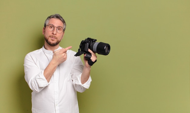 Homem fotógrafo de meia-idade