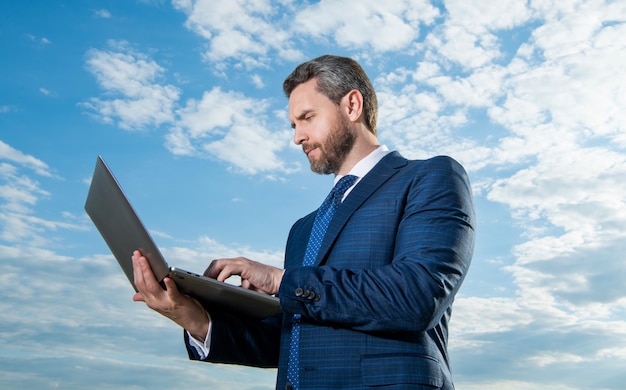 Homem freelancer trabalhando em laptop vestindo terno foto de homem freelancer com laptop