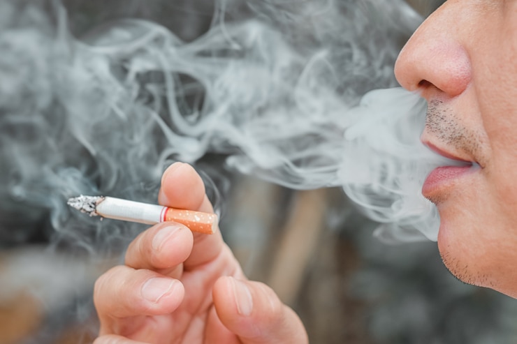 Foto homem fumando cigarro com muitos fumo