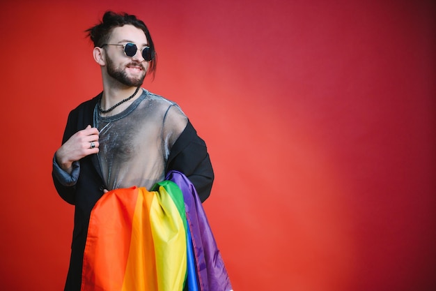 Homem gay em um fundo colorido no estúdio O conceito da comunidade LGBTQ Igualdade