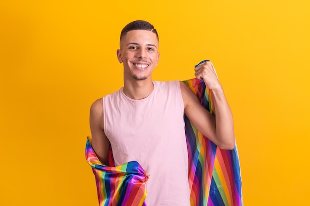 Homem gay sorrindo olhando para a câmera