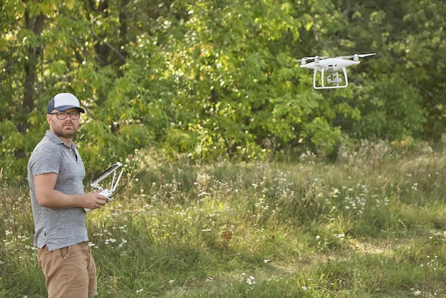 Homem gerencia quadrocopters Controle remoto para o drone nas mãos de homens Veículo aéreo não tripulado