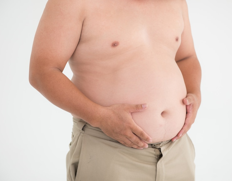 Homem gordo da barriga no conceito branco da saúde do excesso de peso