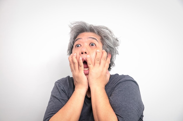 Homem gordo e cabelo branco Asiático Ele estava assustado e colocou a mão no rosto Fundo branco Problemas de saúde