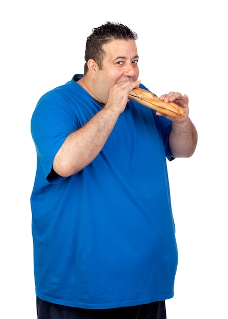 Homem gordo feliz comendo um pão grande isolado no fundo branco