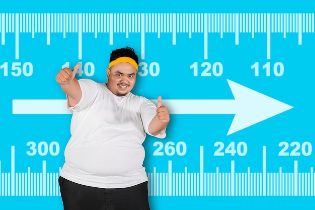 Homem gordo feliz mostrando os polegares para cima após a perda de peso