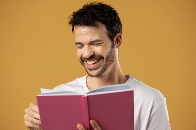 Foto homem gostando de ler um livro
