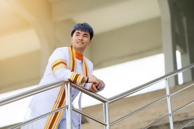 Foto homem graduados universitários em vestido de formatura