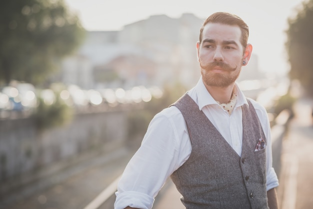 homem grande bonito bigode hipster